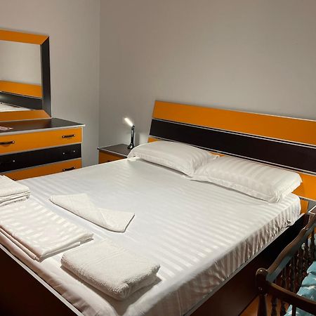 City Center Apartment Galeria Tirana Buitenkant foto